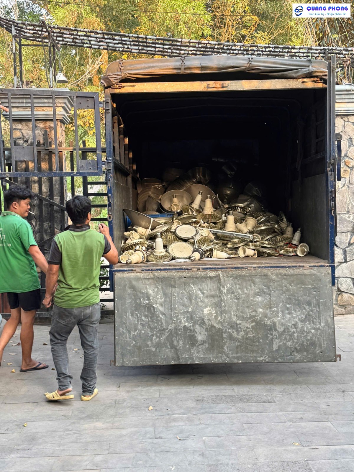 Nhân viên Quang Phong bốc xếp lô đèn nhà xưởng cũ lên xe tải tại TP HCM