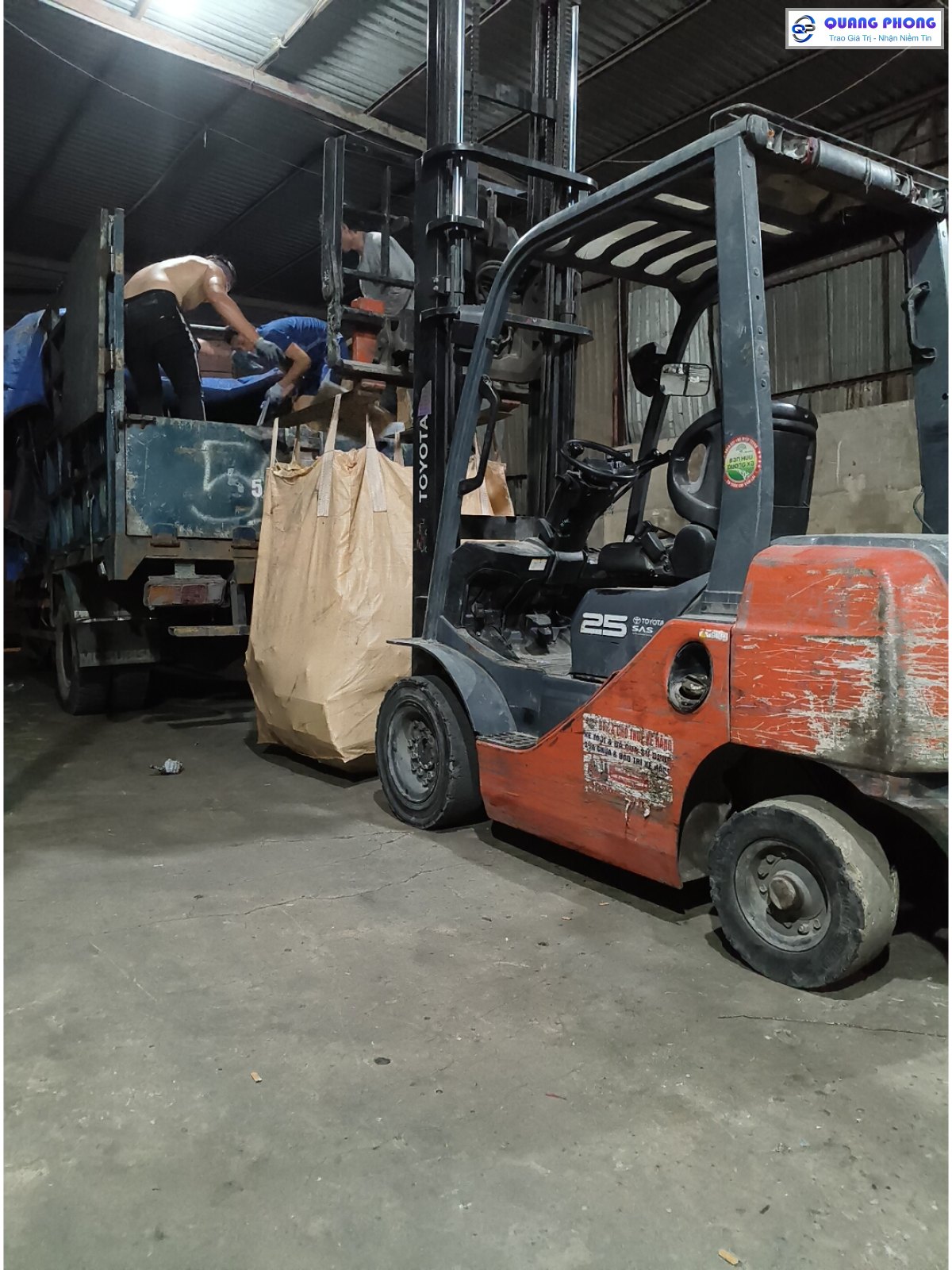 Xe nâng đưa bao jumbo phế liệu lên xe tải tại kho